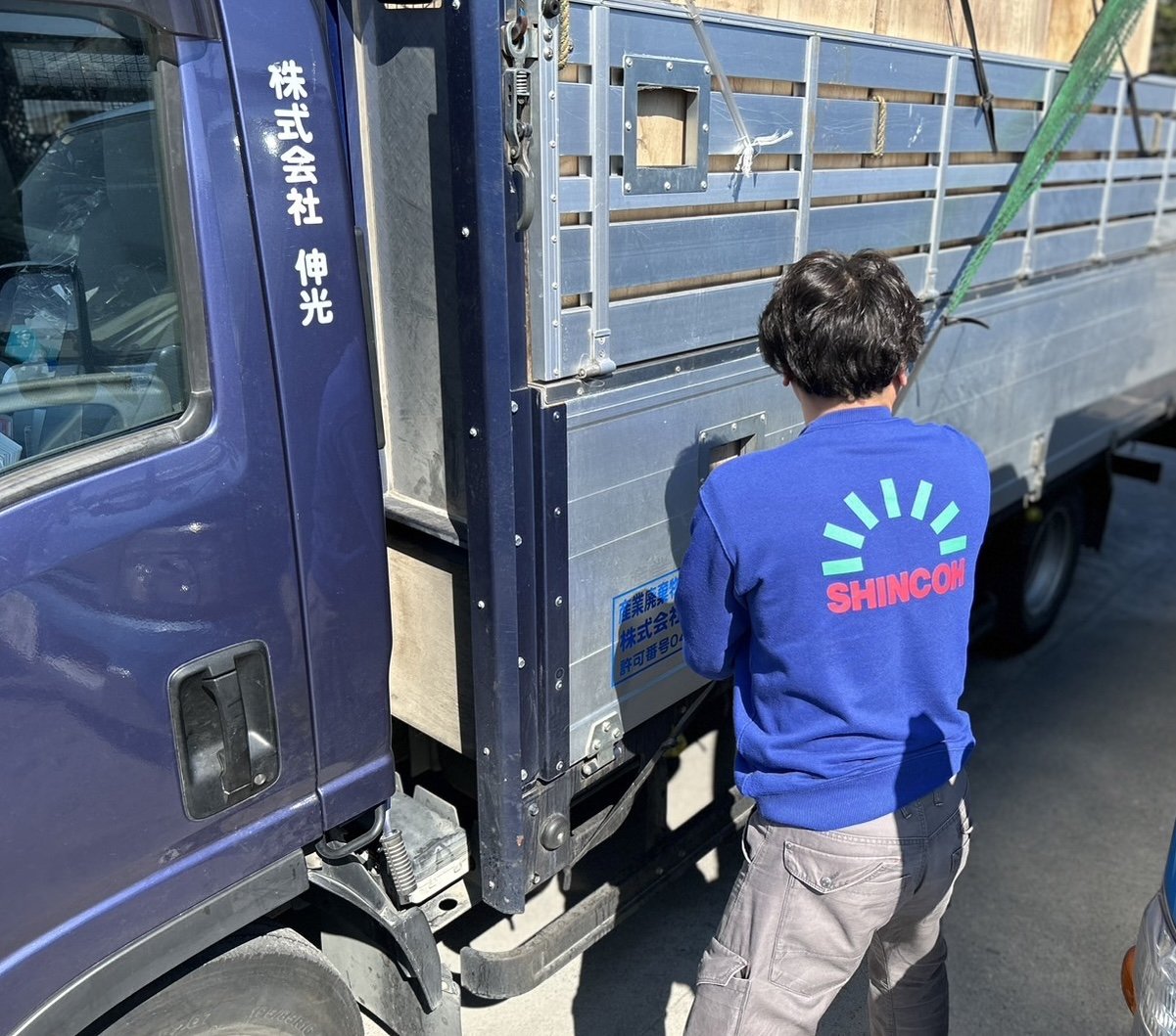 04シート掛け又はロープいて荷締めをし飛散防止対策を行い現場を出発